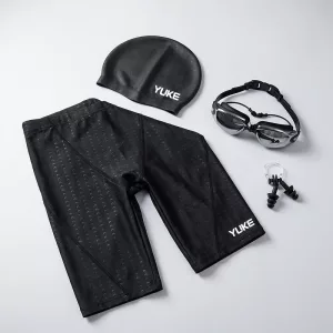 Set con pantaloncini da nuoto in spandex, occhialini antiappannamento, cuffia e tappi per le orecchie in silicone